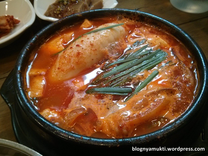 tong ojingeo sundubu jjigae (big squid and tofu stew). belom pake nasi