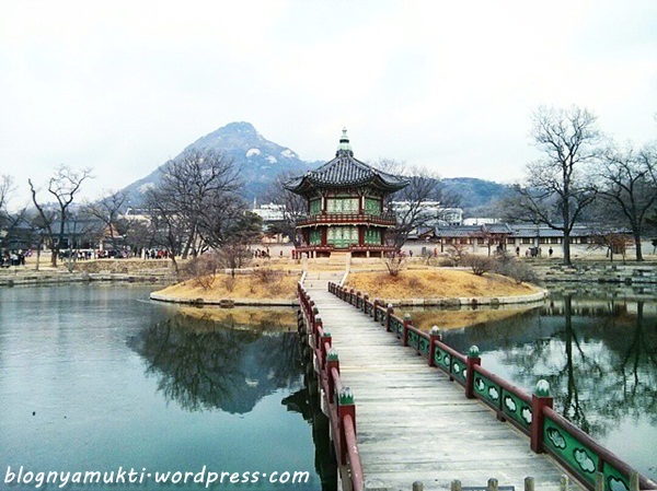 gyeongbokgung-pond.jpg
